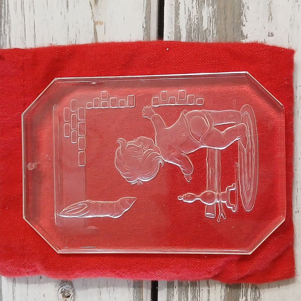 Vintage Crystal Etchings by COMAR 1977 CMA ORNAMENT BABY FIREPLACE READ